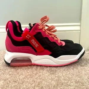 EUC Jordan Basketball Shoes Size 5Y/Women’s 6.5