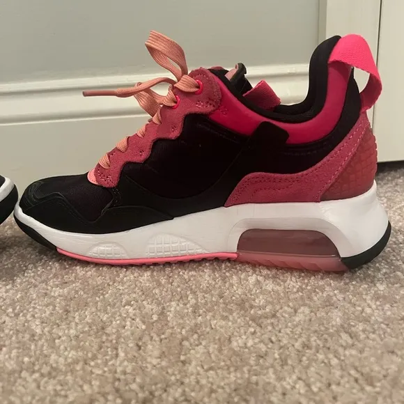 EUC Jordan Basketball Shoes Size 5Y/Women’s 6.5