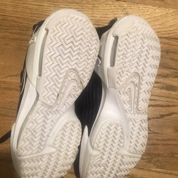 Nike Lebron James Witness Unisex Basketball Shoes Black/White Size 5 Youth