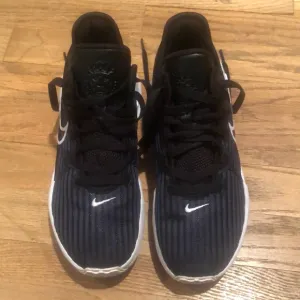 Nike Lebron James Witness Unisex Basketball Shoes Black/White Size 5 Youth