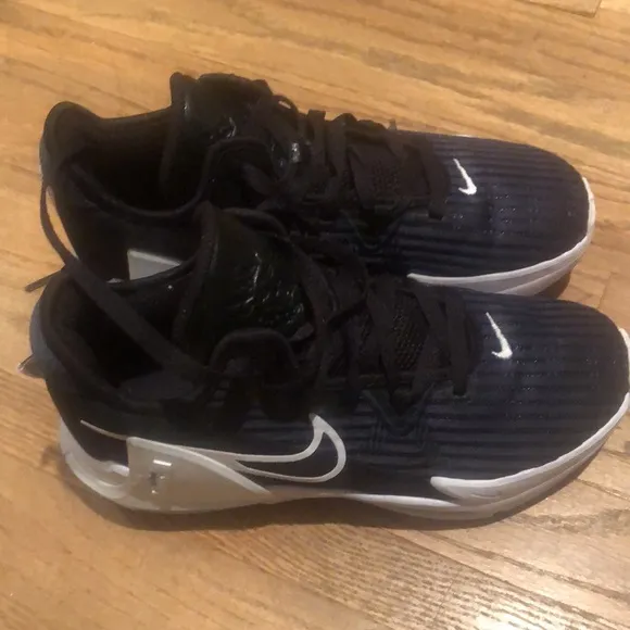 Nike Lebron James Witness Unisex Basketball Shoes Black/White Size 5 Youth